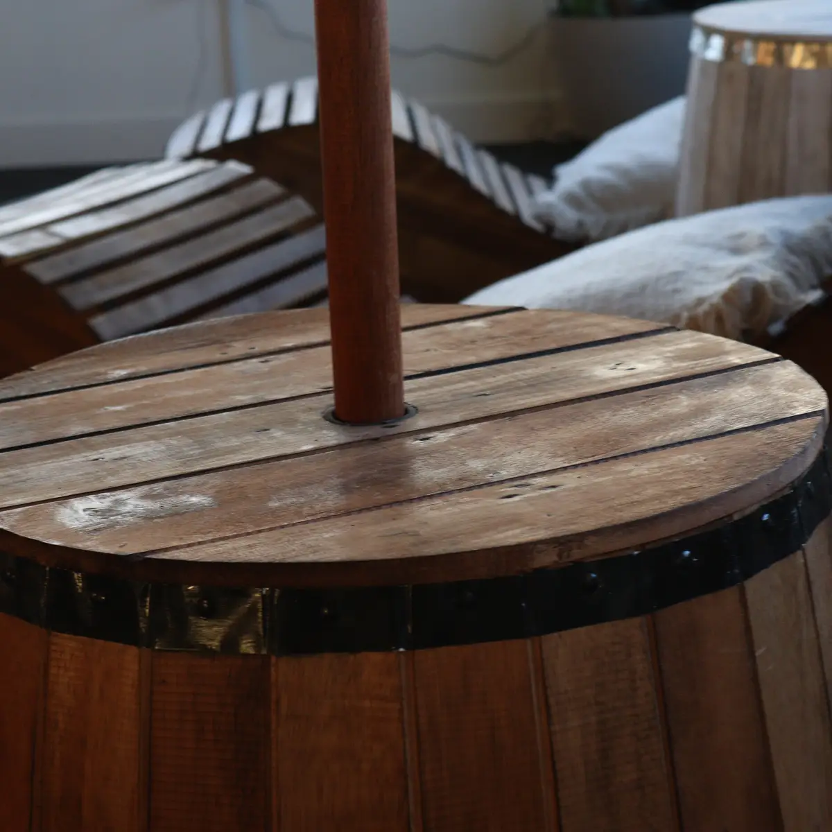 Table tonneau avec support de parasol — Naturel, 60 × 48,5 cm - Ligne & Matière