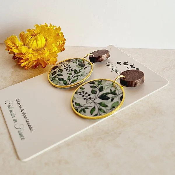 Boucles d'oreille artisanales en papier résiné, bois et acier inoxydable - Feuillage vert - Photo 3