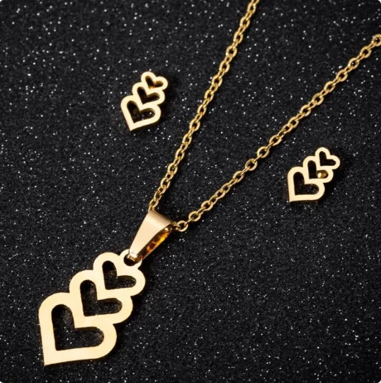 Ensemble collier pendantif et boucles d'oreille puce acier inoxydable doré 3 COEURS