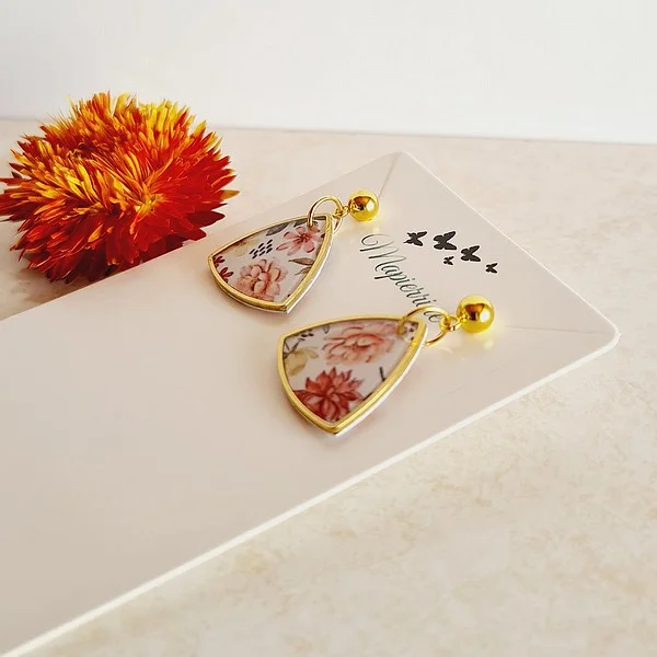 Boucles d'oreille fleuries en papier résiné - fait main en France par Mapierrine Triangle de fleurs - Photo 3