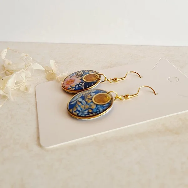 Boucles d'oreille artisanales en papier résiné - Médaillon en laiton et acier inoxydable - Photo 3