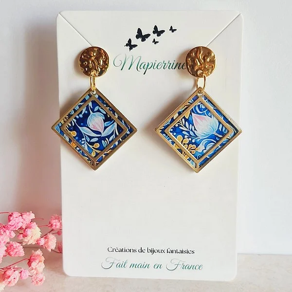 Boucles d’oreille artisanales en papier résiné et acier inoxydable – Fait main en France par Mapierrine Fleur feuillage fond bleu - Photo 1