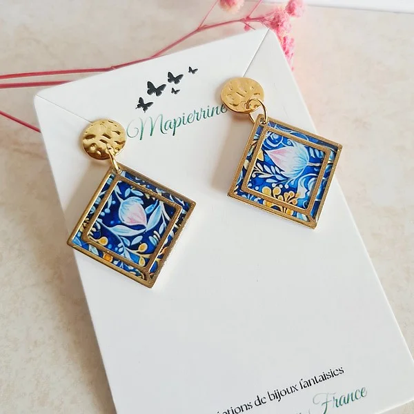 Boucles d’oreille artisanales en papier résiné et acier inoxydable – Fait main en France par Mapierrine Fleur feuillage fond bleu - Photo 2