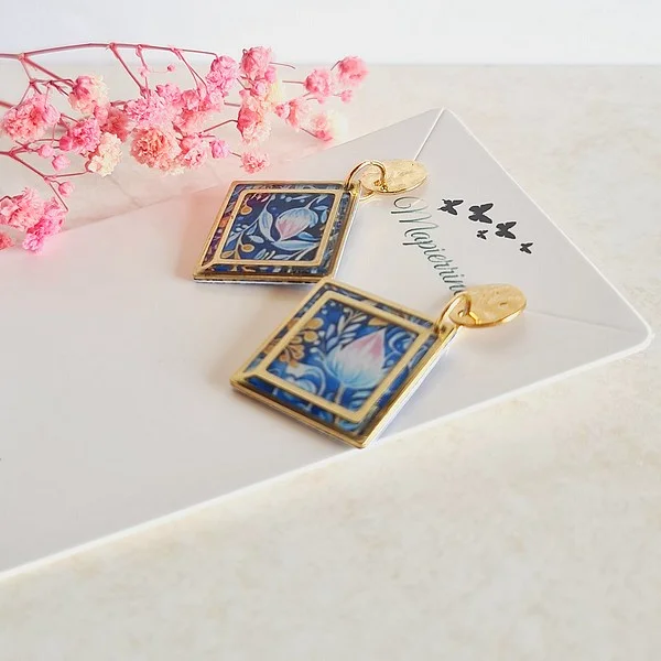 Boucles d’oreille artisanales en papier résiné et acier inoxydable – Fait main en France par Mapierrine Fleur feuillage fond bleu - Photo 3