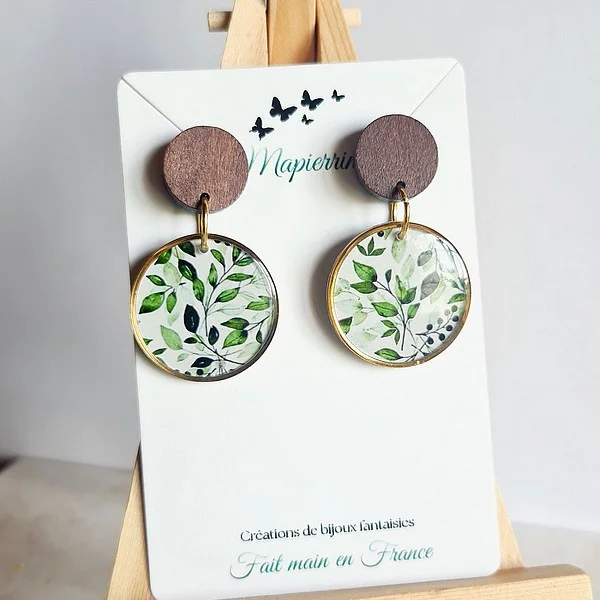 Boucles d’oreille artisanales en papier résiné – cercle inox et attache bois Feuillage vert - Photo 1