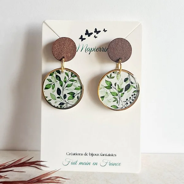 Boucles d’oreille artisanales en papier résiné – cercle inox et attache bois Feuillage vert - Photo 2