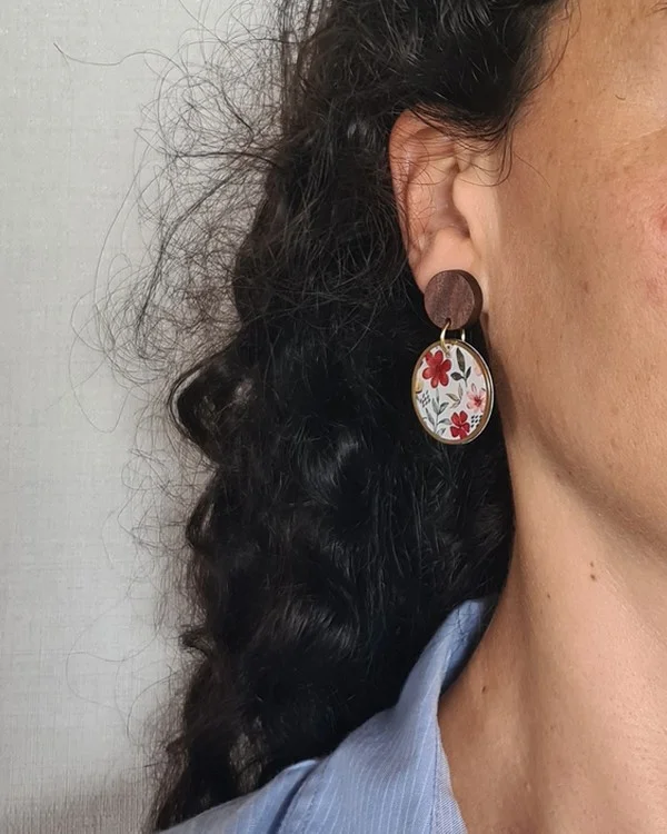 Boucles d’oreille artisanales en papier résiné – cercle inox et attache bois Fleuri - Photo 3