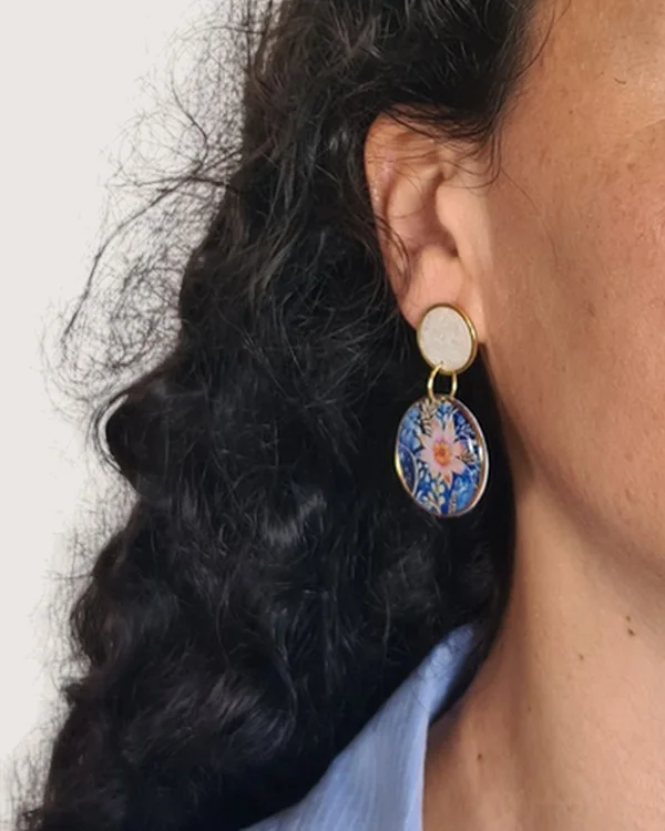 Boucles d'oreille artisanales en papier résiné - Fleur feuillage bleu, fait main en France par Mapierrine (Copie) - Photo 3