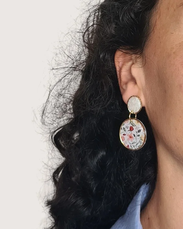 Boucles d'oreille artisanales en papier résiné - cercle inox et attache bois Fleuri - Photo 3