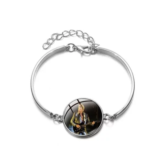 Superbe bracelet féminin hommage au ‘taulier’ Johnny