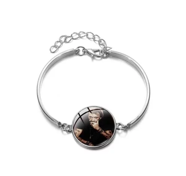 Superbe bracelet féminin hommage au ‘taulier’ Johnny