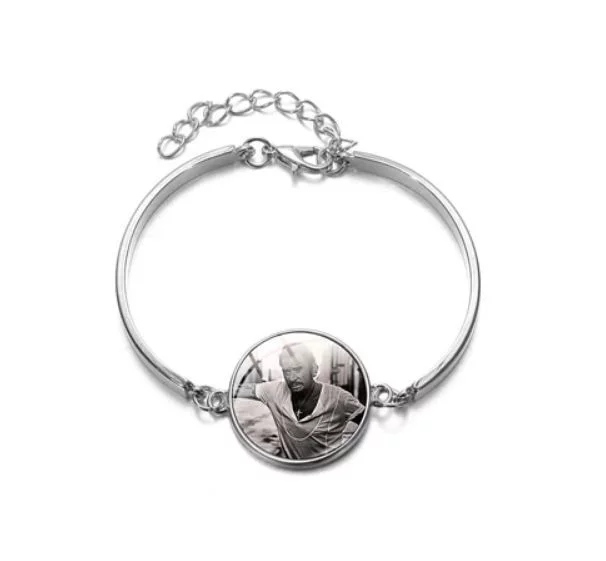 Superbe bracelet féminin hommage au ‘taulier’ Johnny