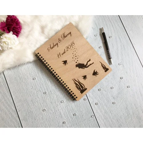 Livre d'or personnalisé avec couverture bois pour mariage, anniversaire ou baptême - Super sjp
