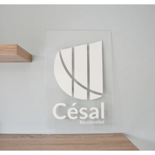 Logo d'entreprise sur plaque en plexiglas - Photo 1