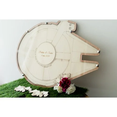 Livre d'or original forme Faucon Millenium, livre d'or de mariage à personnaliser avec pièces à glisser, thème Star Wars et Cendrillon - Super sjp