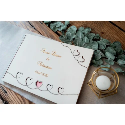 Livre d'or à personnaliser thème farandole de coeurs avec couverture en bois pour mariage, anniversaire ou baptême - Super sjp