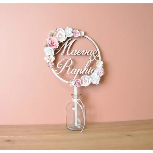 Cake topper fleuri à personnaliser avec prénom(s), en bois - Photo 1