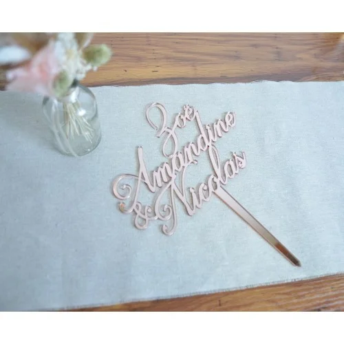 Cake topper sur 3 lignes avec prénoms à personnaliser, écriture script, bois ou plexiglas - Photo 1