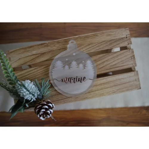 Boule de Noël motif Forêt de sapins en bois et plexiglas à personnaliser avec prénom - Photo 1