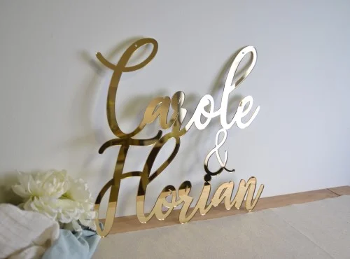Enseigne en plexiglas avec prénoms des amoureux - Super sjp