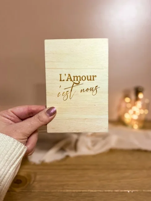 Carte postale en bois L'amour c'est nous - Super sjp