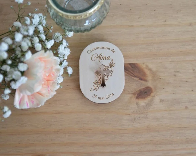 Magnet en bois avec croix religieuse - Photo 1