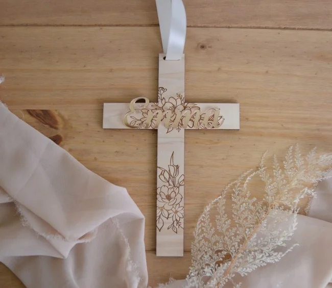 Croix religieuse en bois - Photo 1
