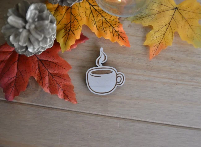 Magnet en bois forme tasse à café - Photo 1