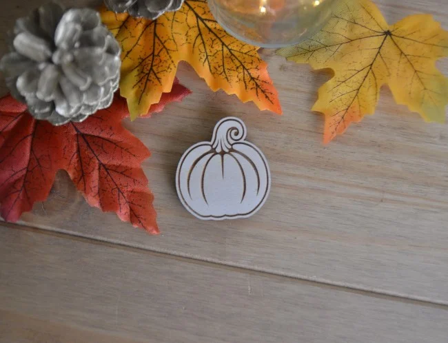 Magnet en bois forme citrouille - Photo 1