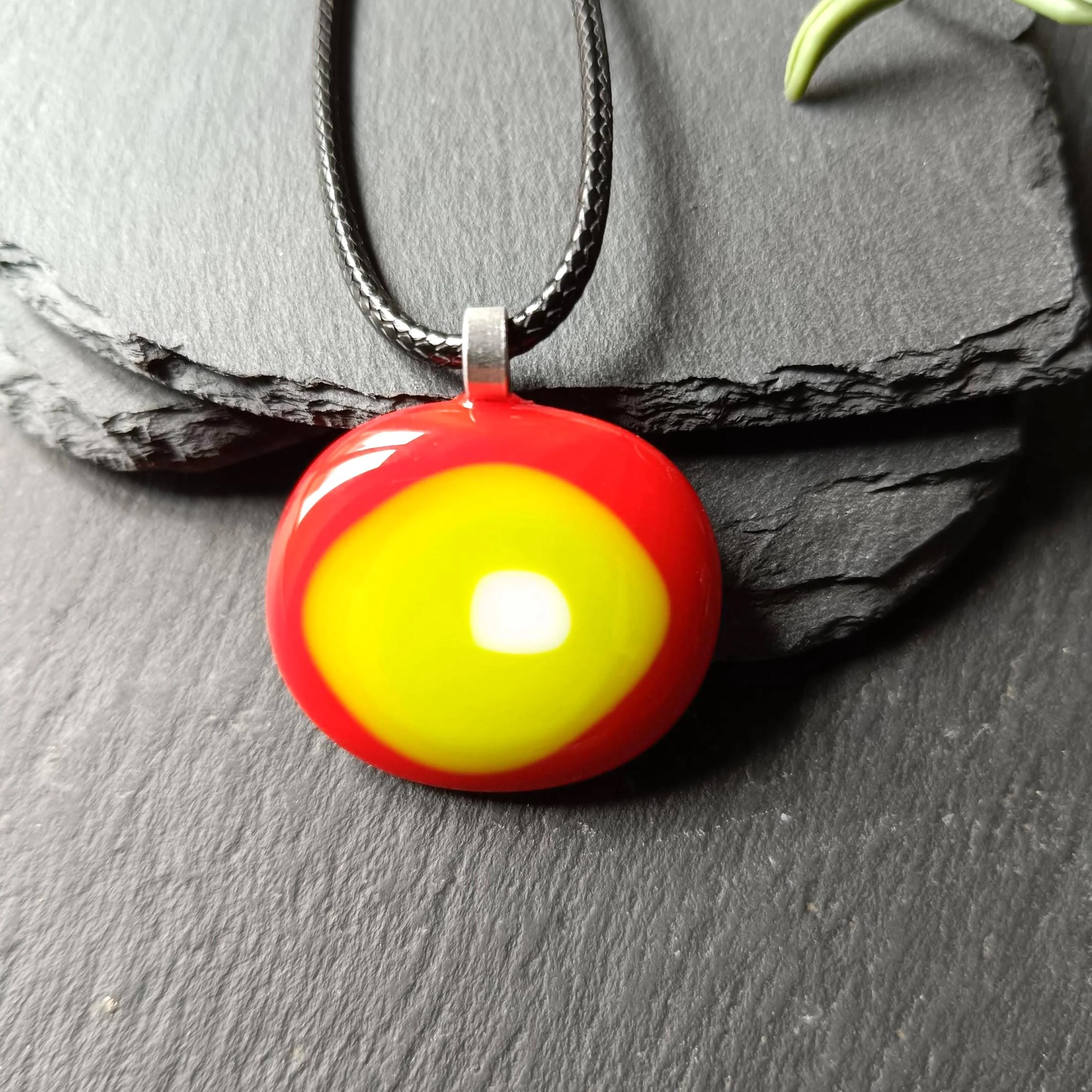 Red, white and lime green fused glass pendant necklace, handmade jewellery - Photo 4