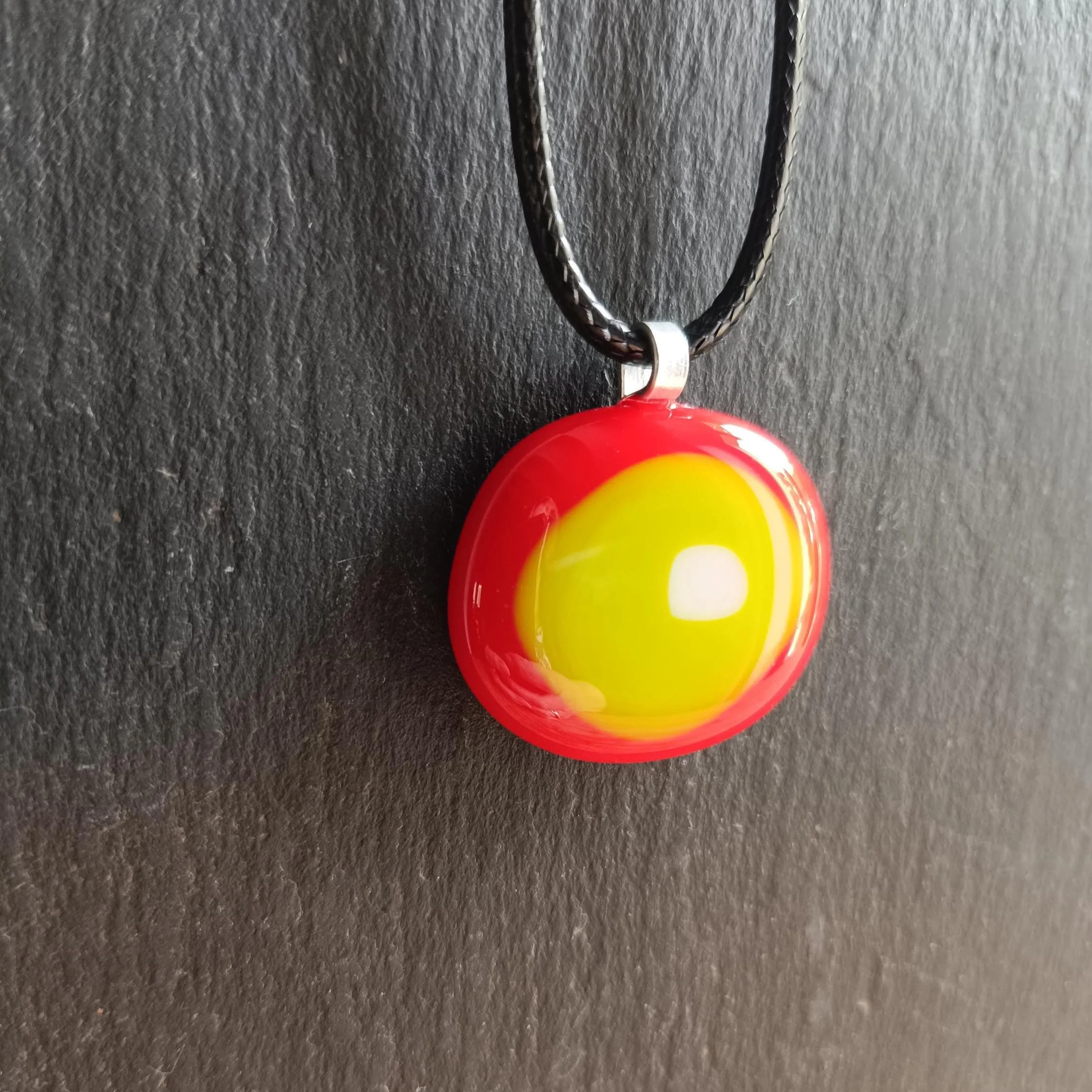 Red, white and lime green fused glass pendant necklace, handmade jewellery - Photo 5