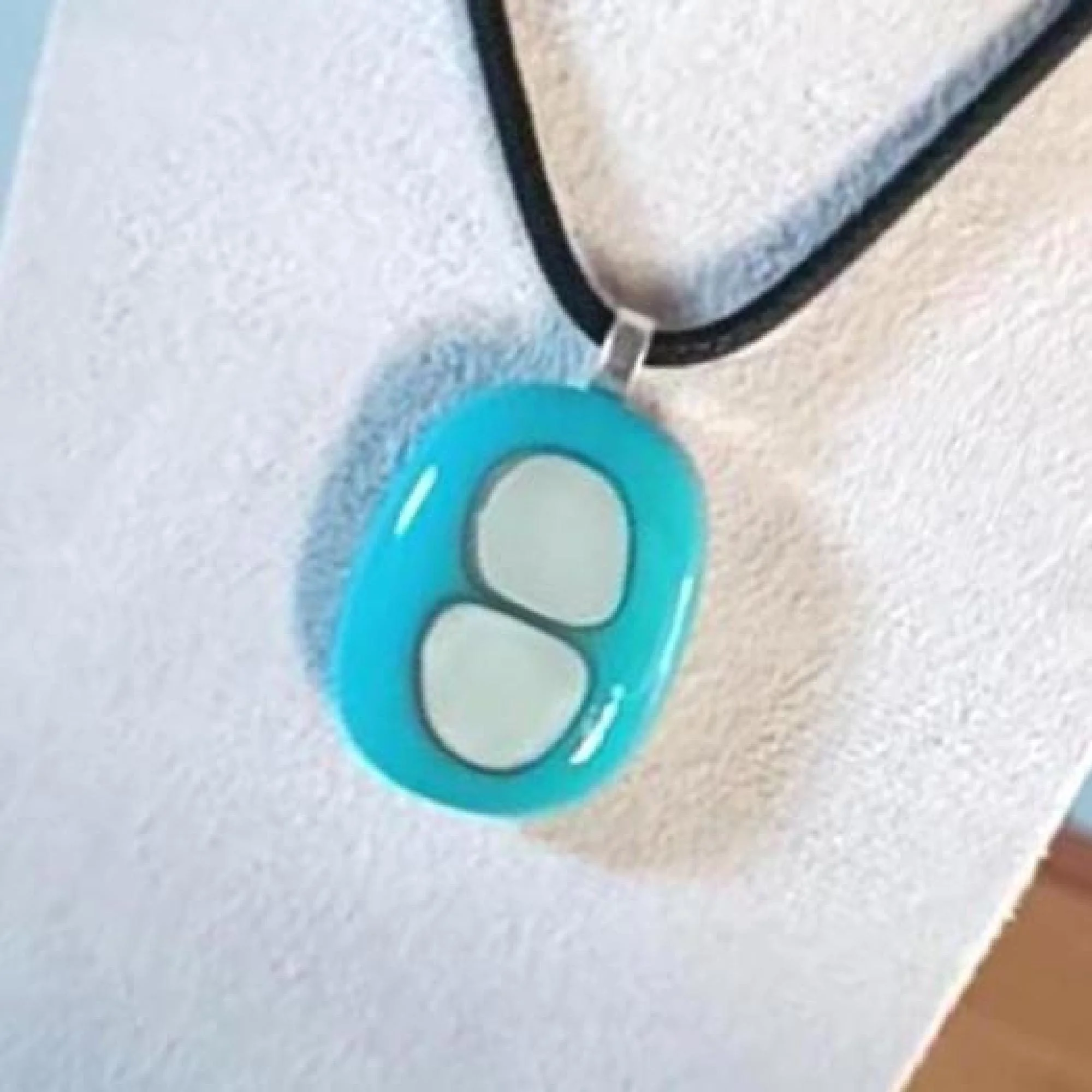 Fused glass pendant necklace, artisan handcrafted jewellery - Photo 3