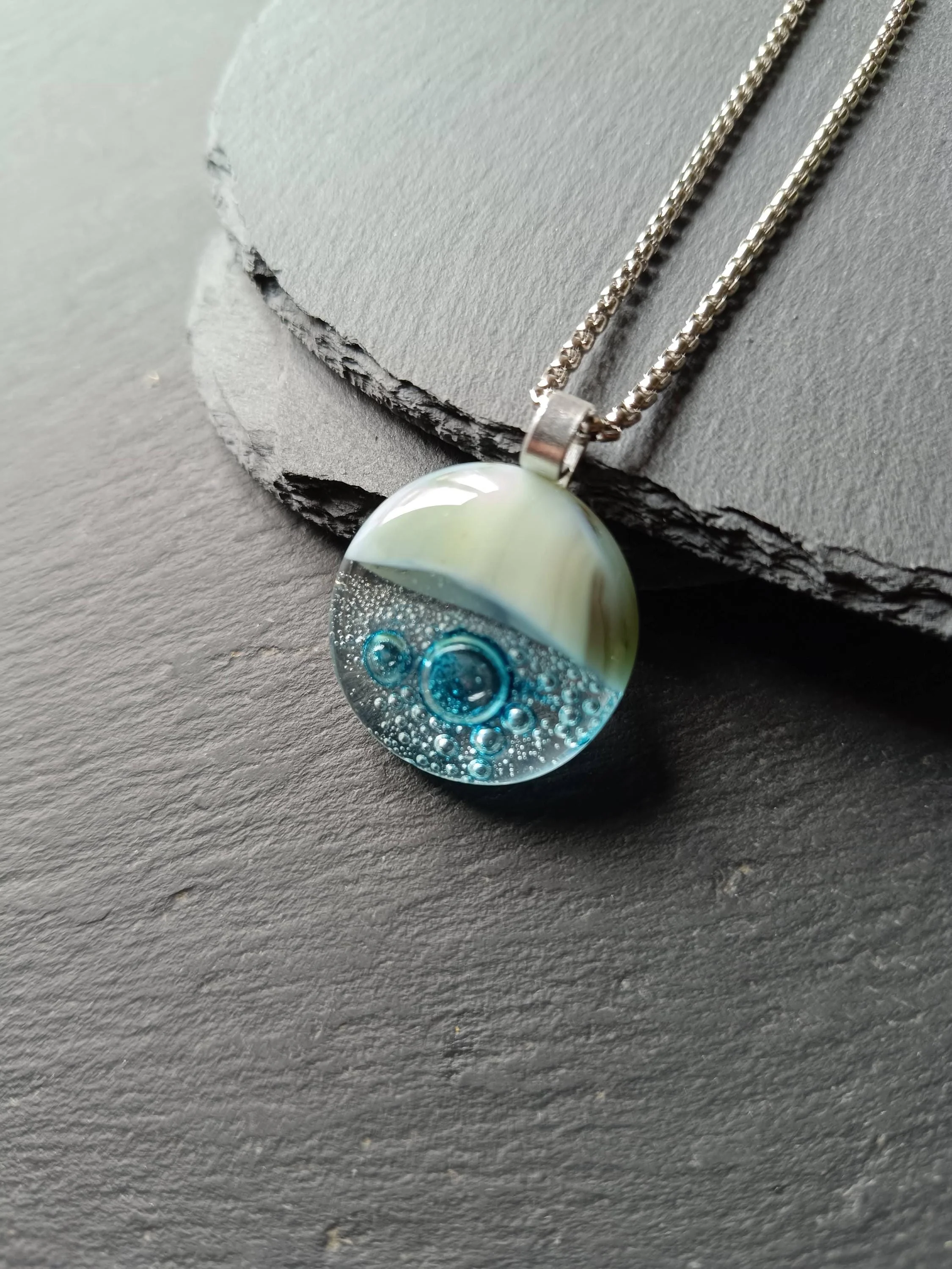Fused glass necklace, artisan handmade jewellery, blue necklace - Photo 6