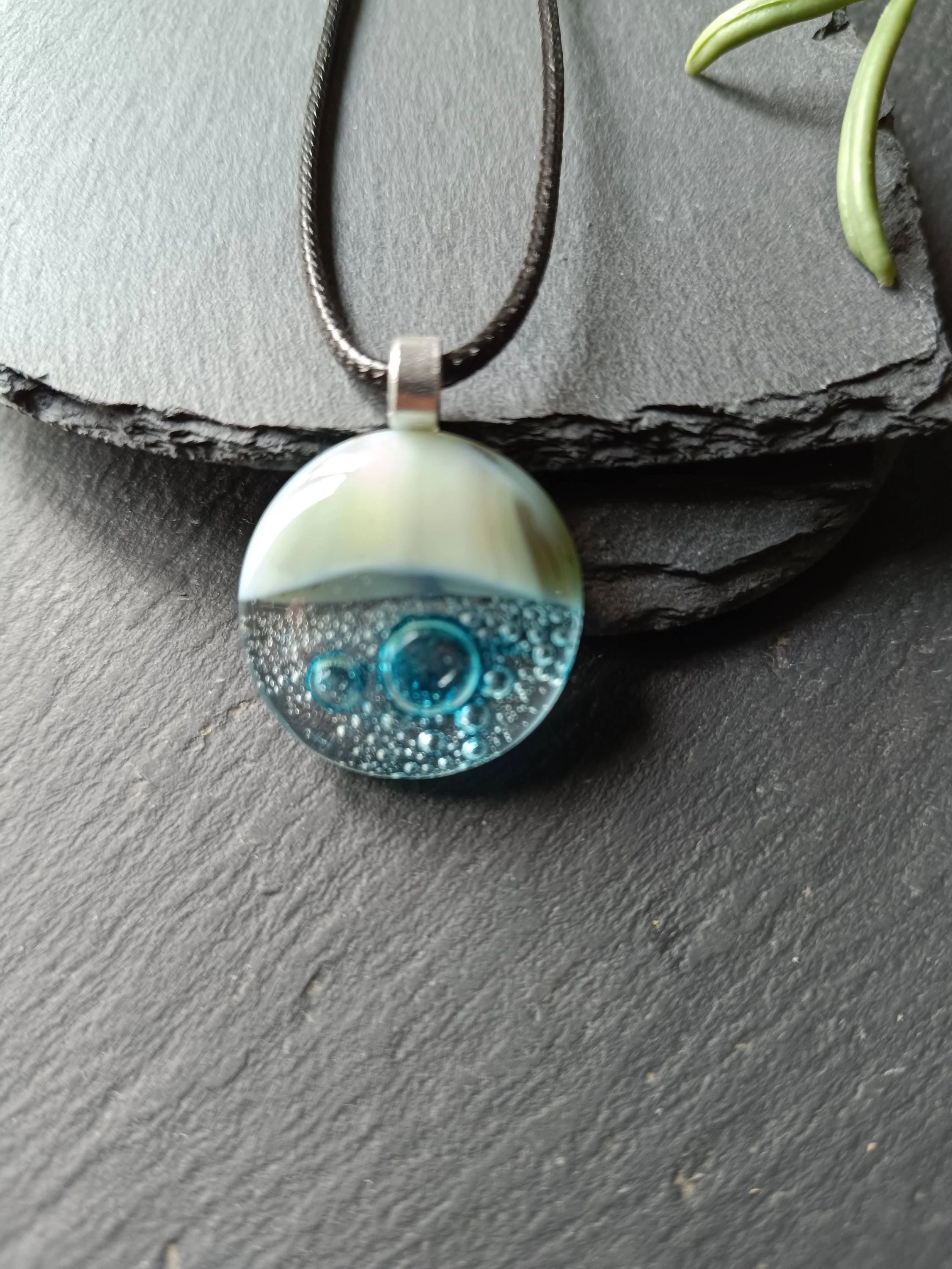 Fused glass necklace, artisan handmade jewellery, blue necklace - Photo 8