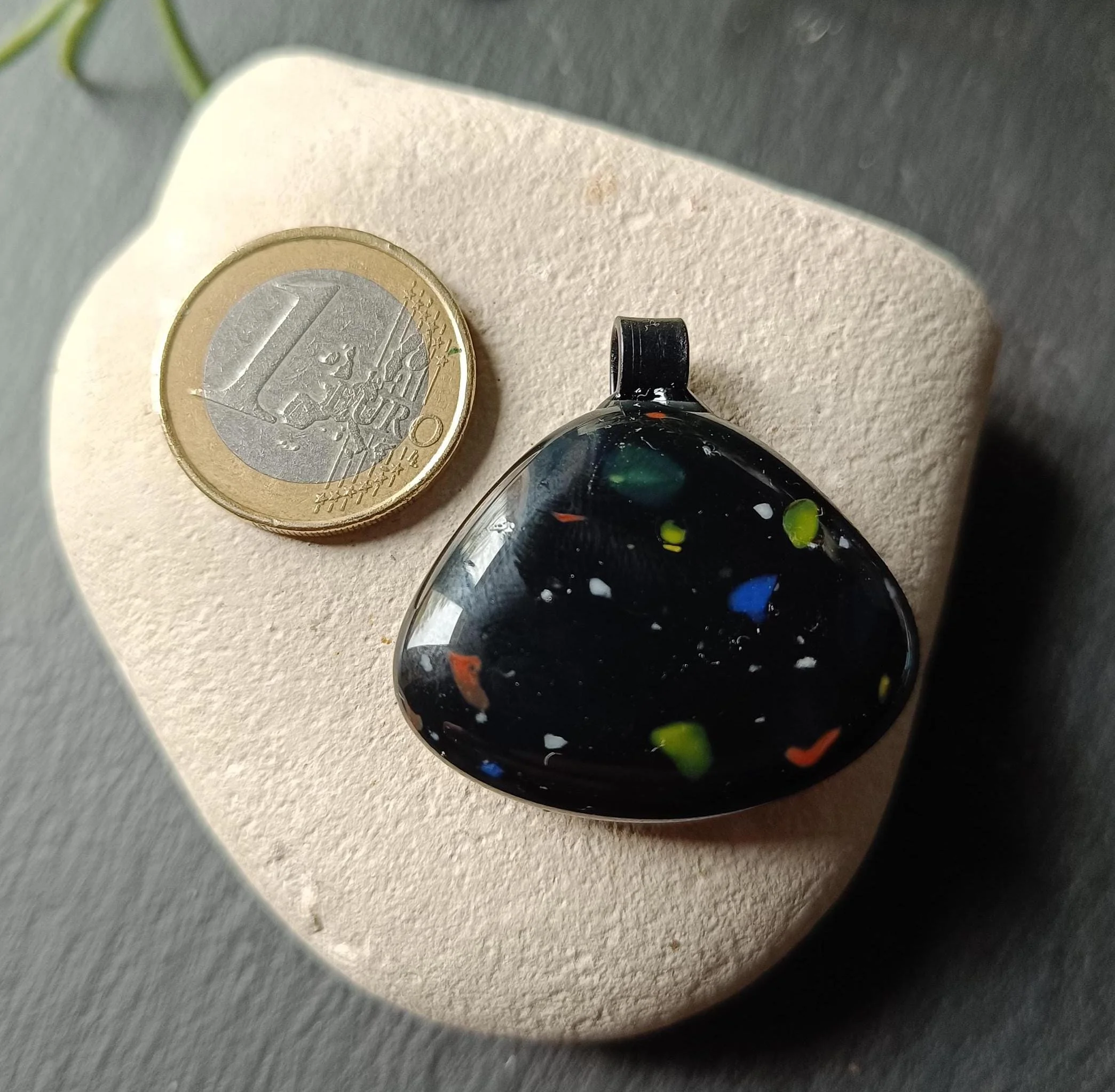 Handcrafted speckled black glass pendant necklace, handmade jewellery - Photo 2