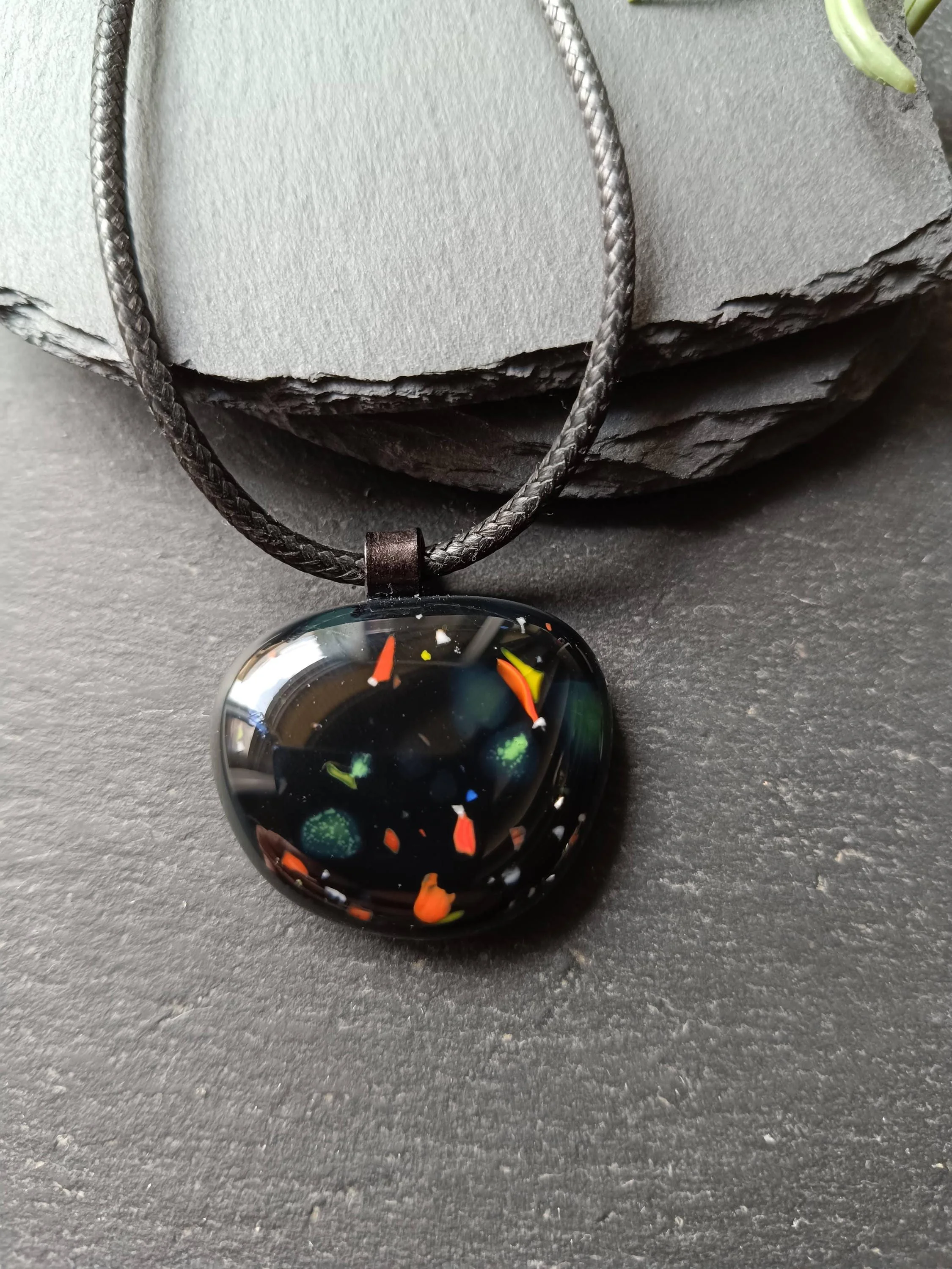 Speckled black glass marble necklace pendant - Photo 3