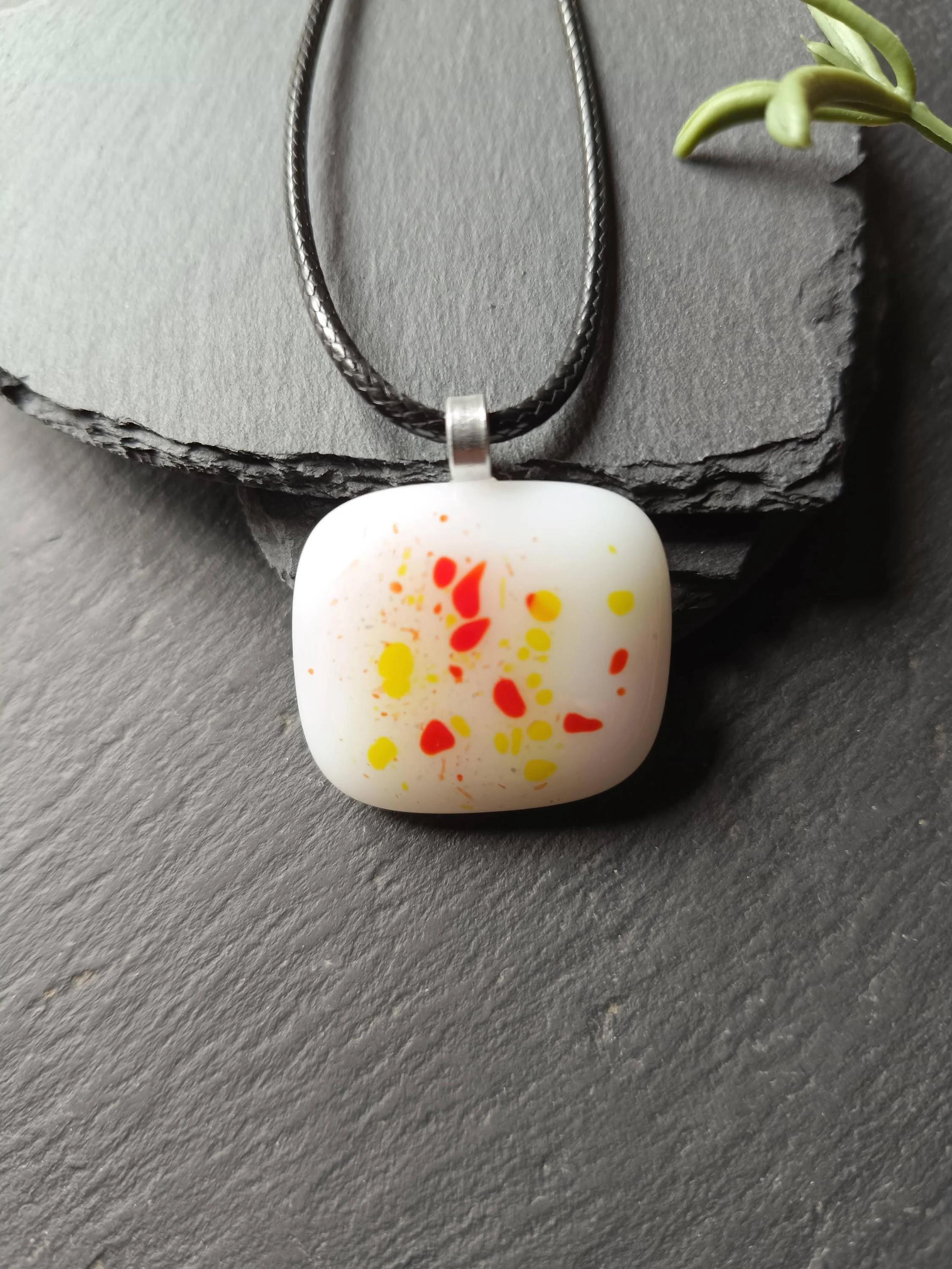 White speckled fused glass pendant necklace - Photo 2