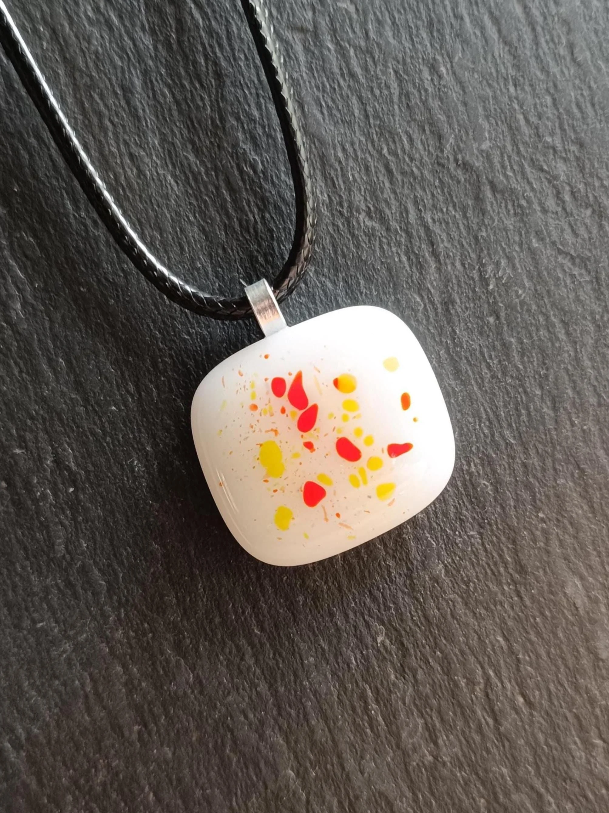 White speckled fused glass pendant necklace - Photo 5