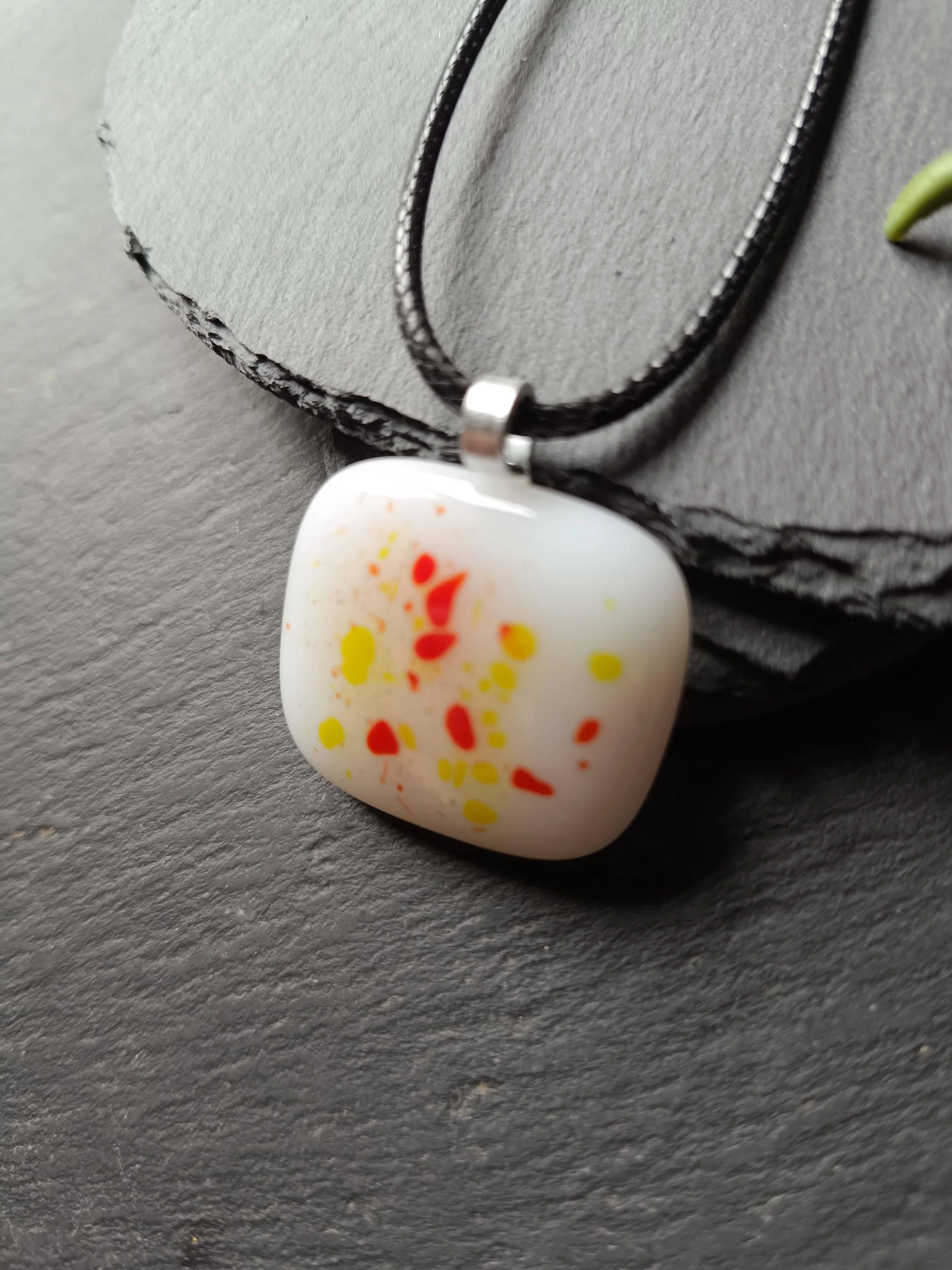 White speckled fused glass pendant necklace - Photo 6