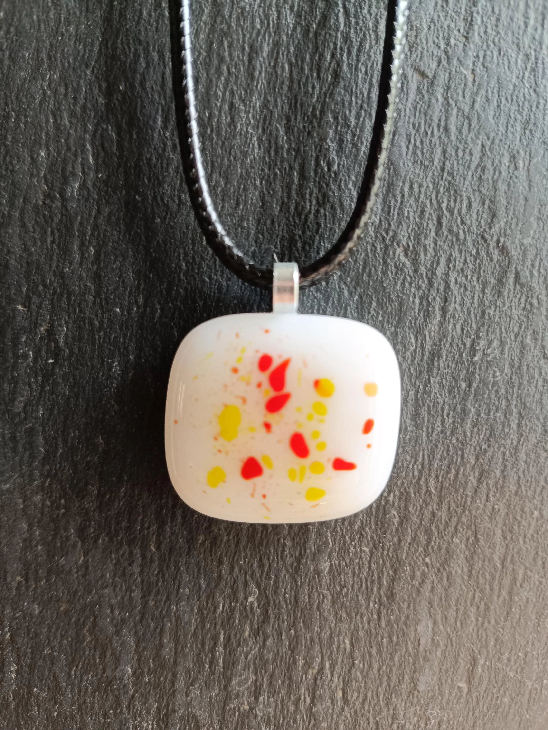 White speckled fused glass pendant necklace - Photo 7