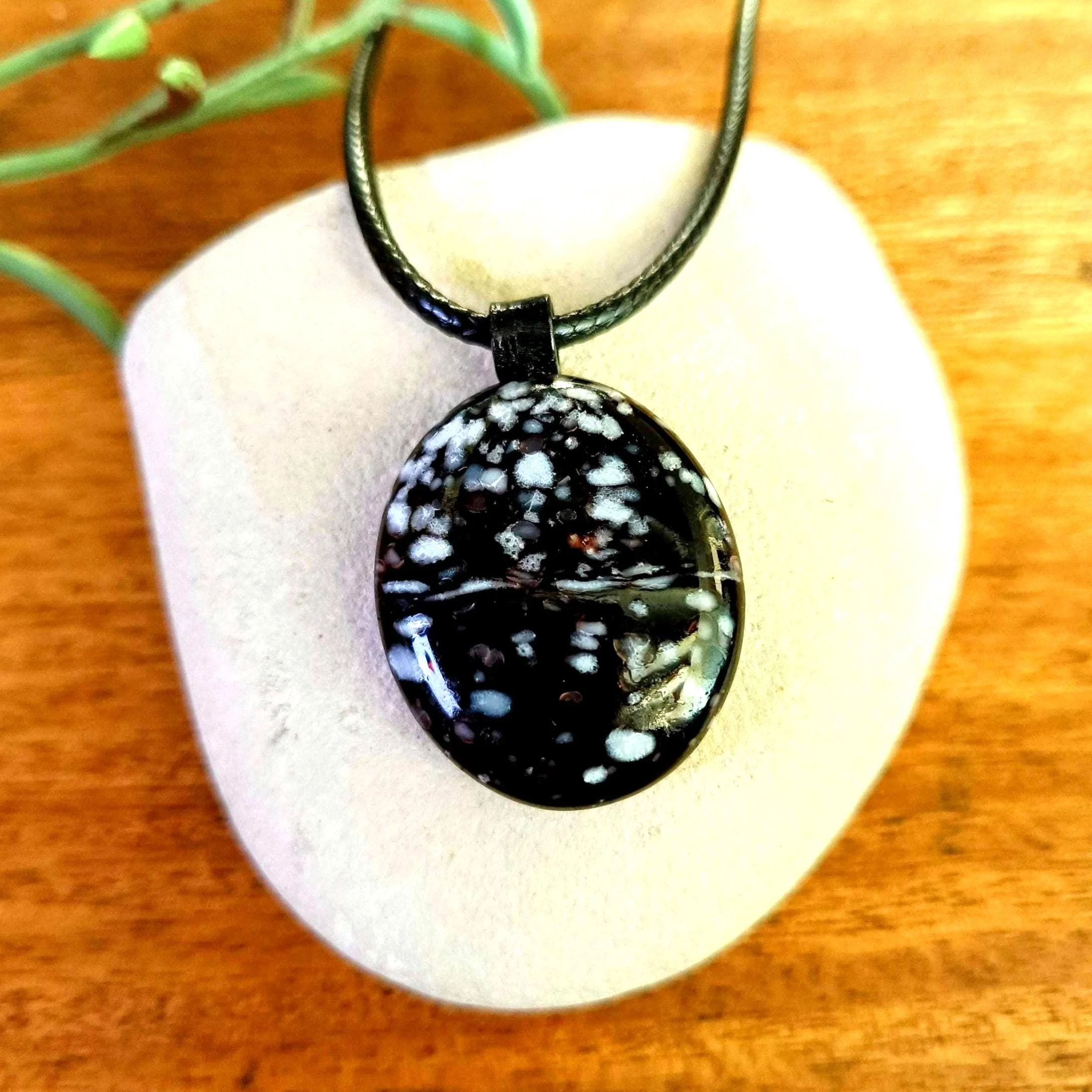 Black fused glass pendant necklace - Photo 1