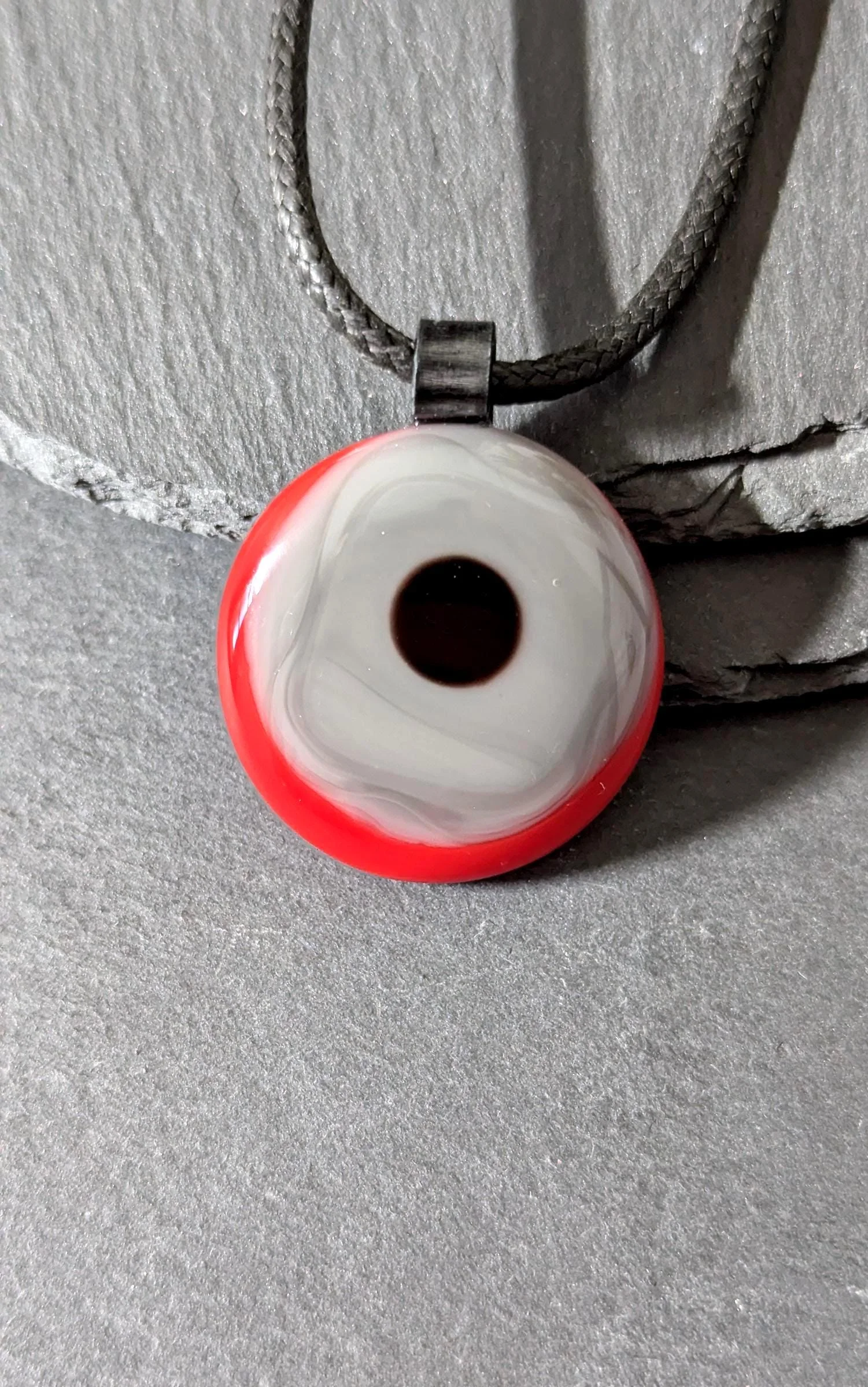 Red, grey and black circles fused glass pendant necklace - Photo 5