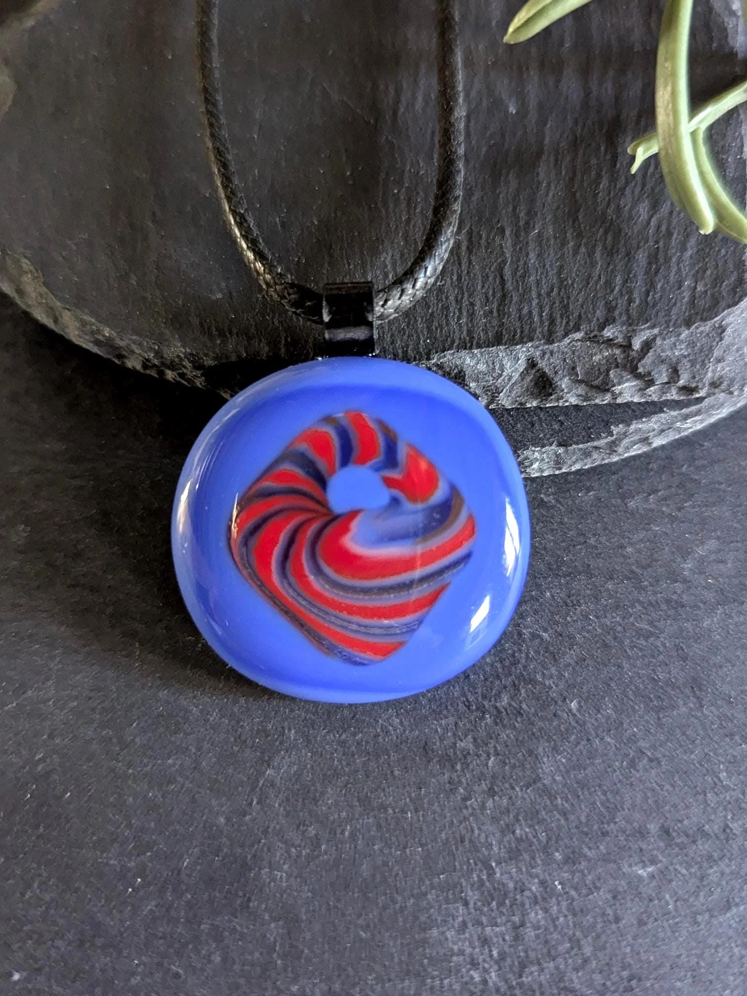 Blue and red patterned fused glass pendant necklace - Photo 3
