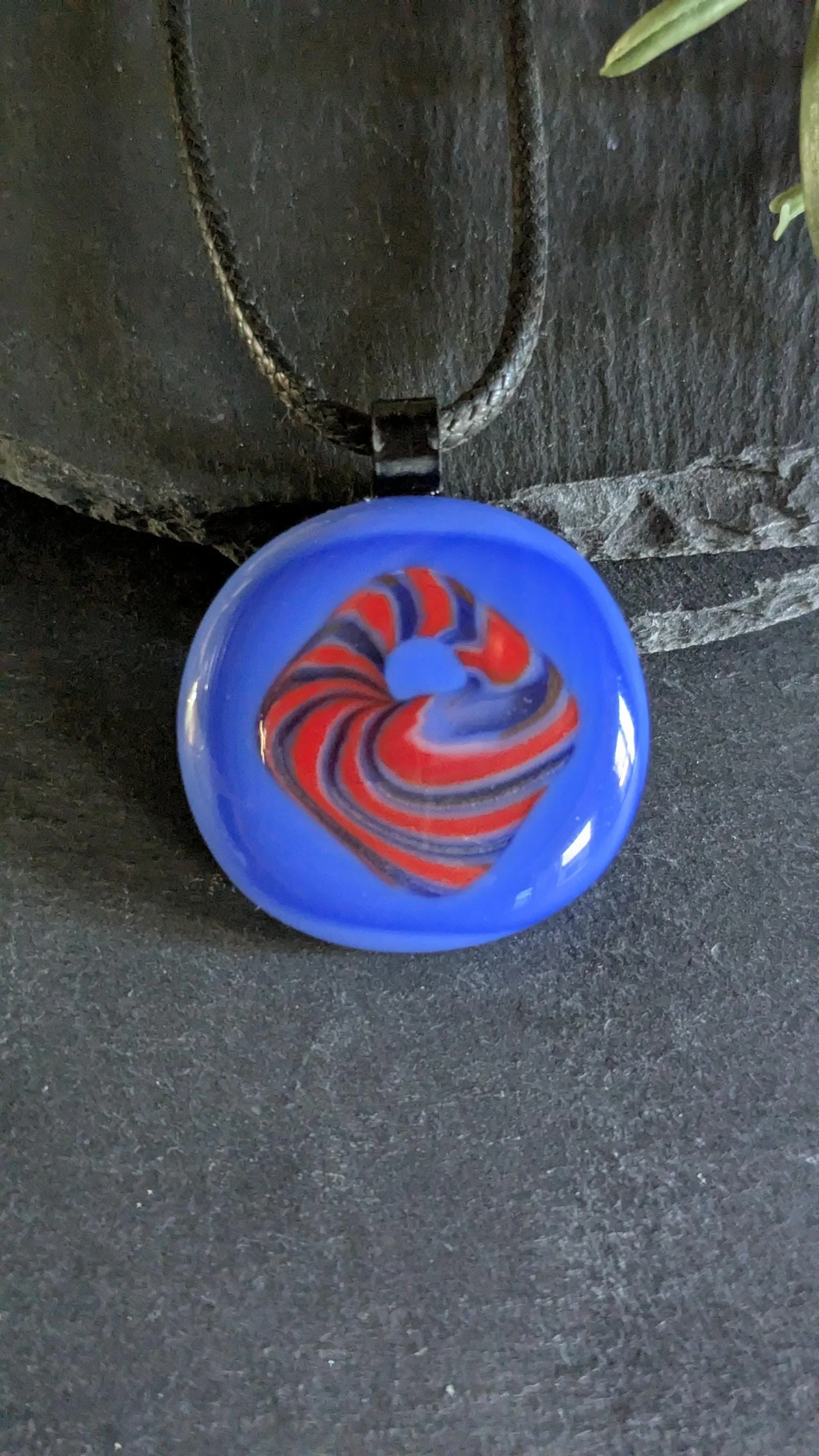Blue and red patterned fused glass pendant necklace - Photo 5