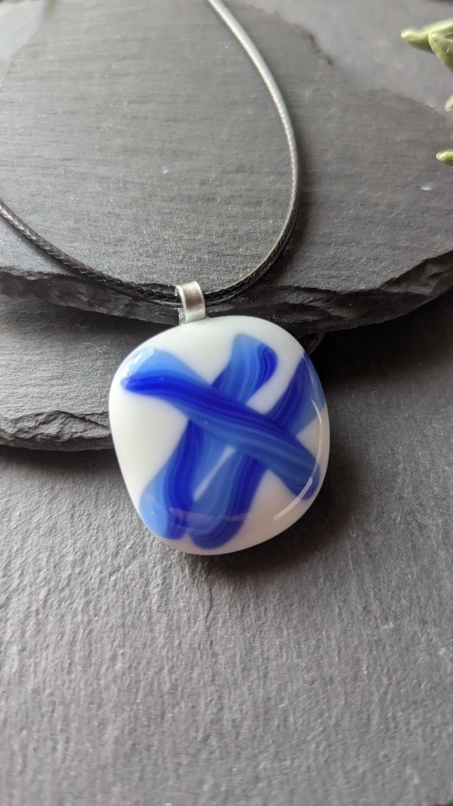 Blue and white fused glass pendant necklace - Photo 2