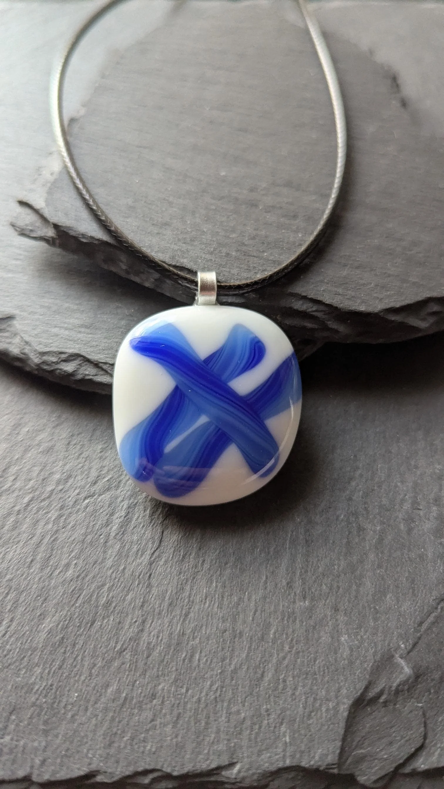 Blue and white fused glass pendant necklace - Photo 5