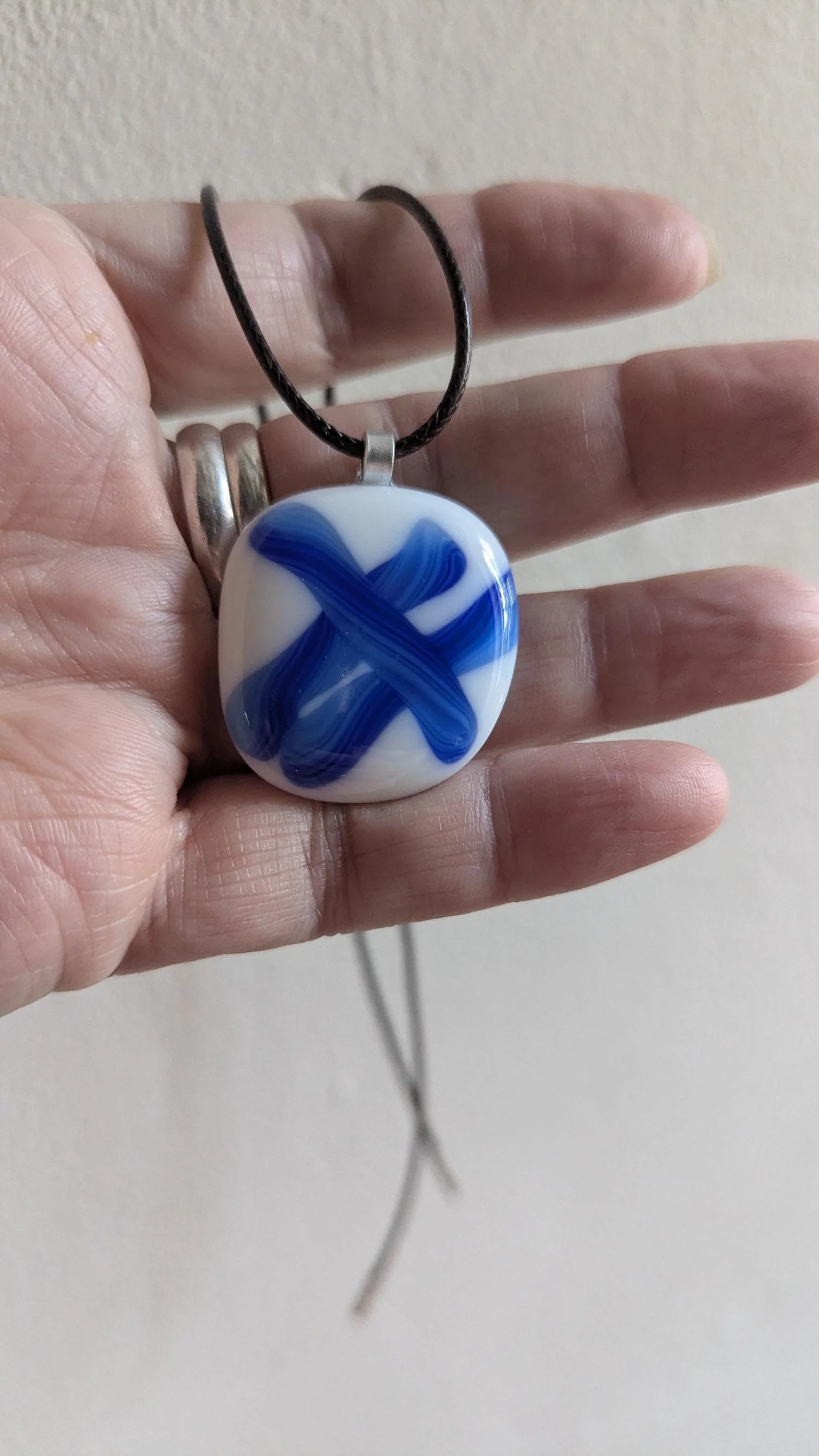 Blue and white fused glass pendant necklace - Photo 6