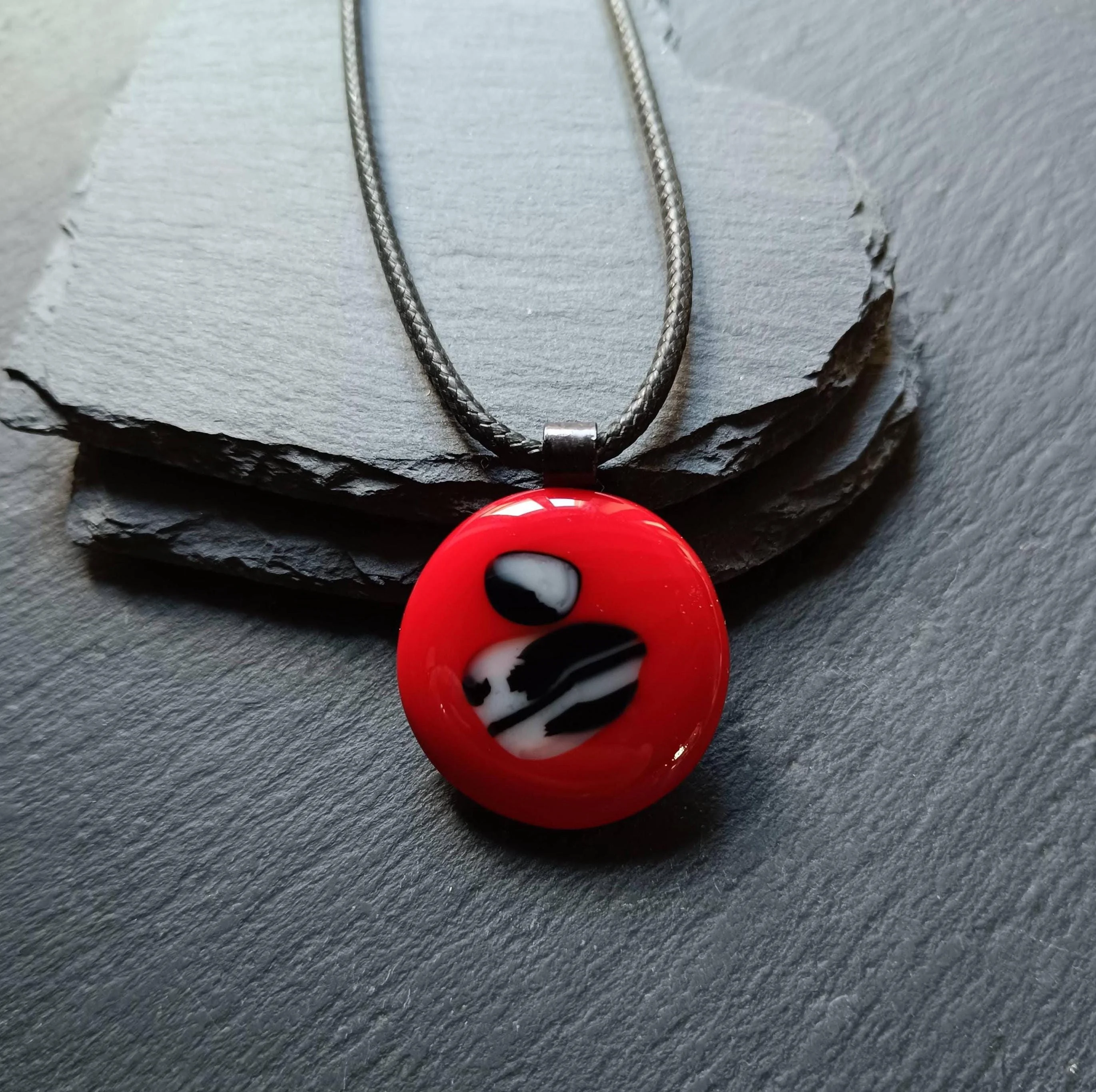 Red fused glass pendant necklace - Photo 5