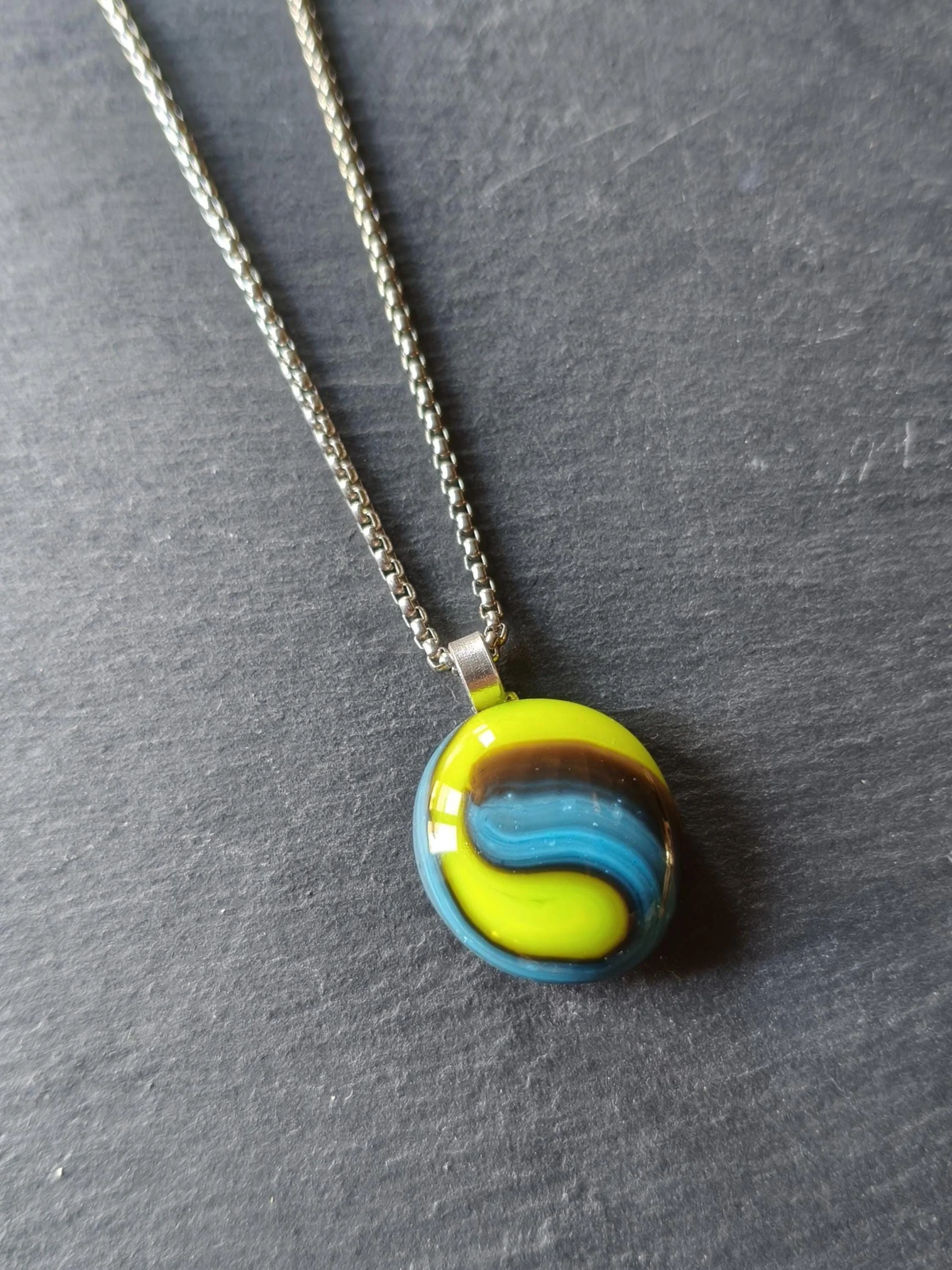 Green and blue glass pendant necklace - Photo 1