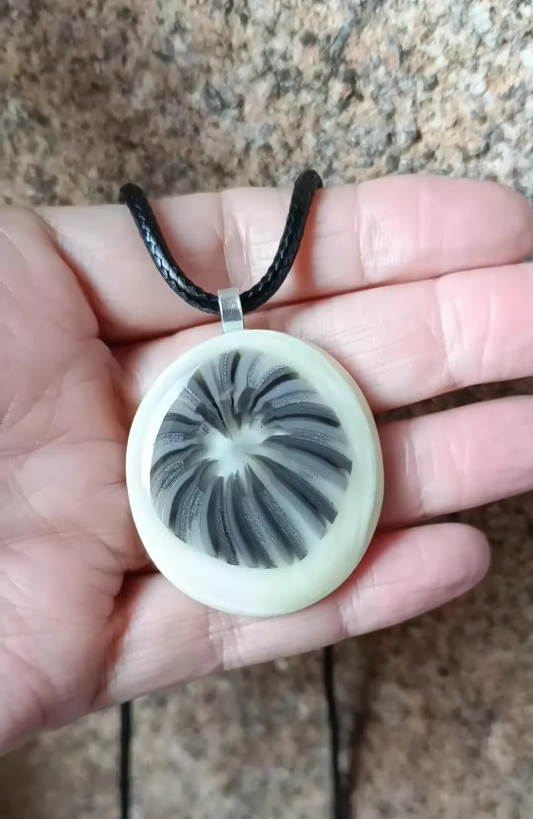Large handcrafted glass pendant necklace - Photo 2